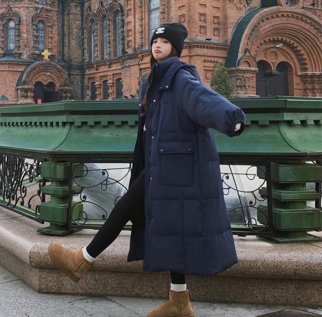 白色外套穿搭，白色外套穿搭图片女（今年羽绒服建议穿“蓝色”）