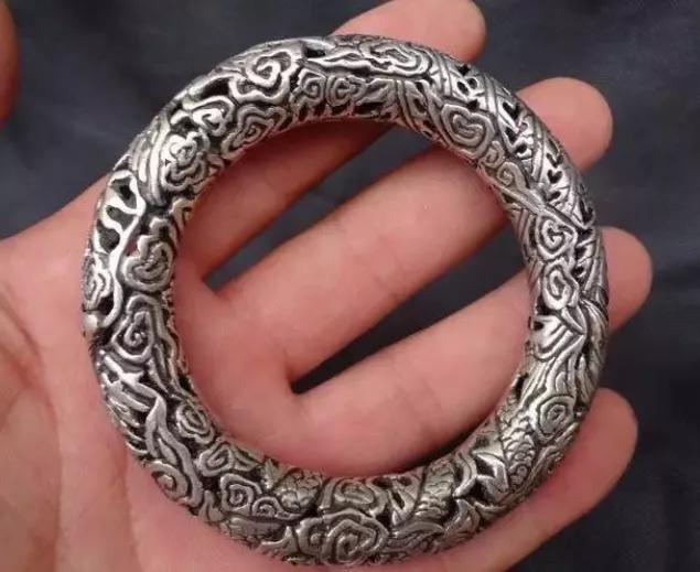 泰银和925纯银有什么区别，泰银和纯银哪个好（如何区分纯银、藏银、苗银、泰银）