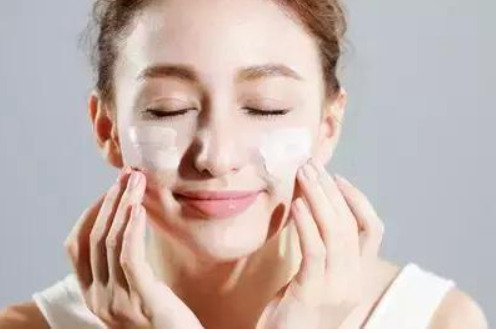 卸妆油的正确使用方法，卸妆油的正确用法（最重要的清洁步骤，你做对了吗）