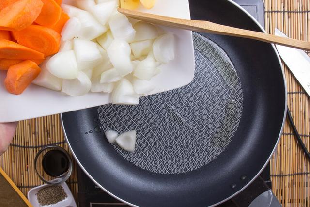 铁元素是重金属元素吗，铁元素是重金属元素吗知乎（化工废桶“变身”铁锅）