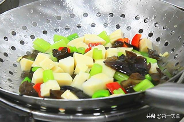 新鲜竹笋的做法，炒新鲜竹笋的家常做法（牢记：1不忘2不放3不吃）