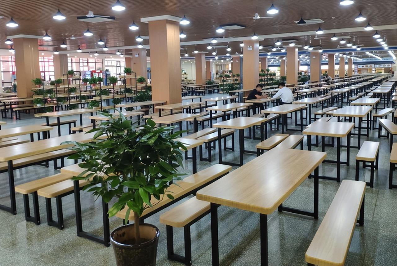 吐槽学校（贫困生吐槽学校饭菜贵）