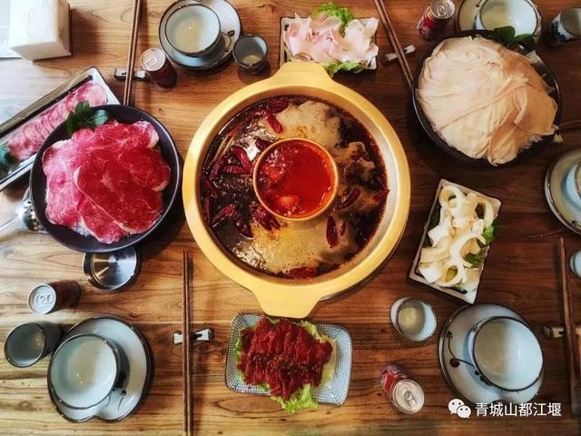 青城山旅游，青城山旅游图（赏千年银杏、观层林尽染、泡山间温泉......顶奢配置慢生活尽在青城山～）
