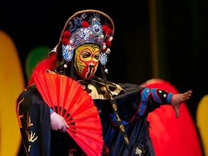 川剧变脸教学，川剧变脸教学论文（戏剧变脸到底是怎么回事）