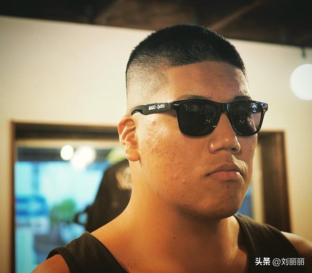 两边剃掉的发型，头发两边剪没的头型（2023新年男发这样剪）