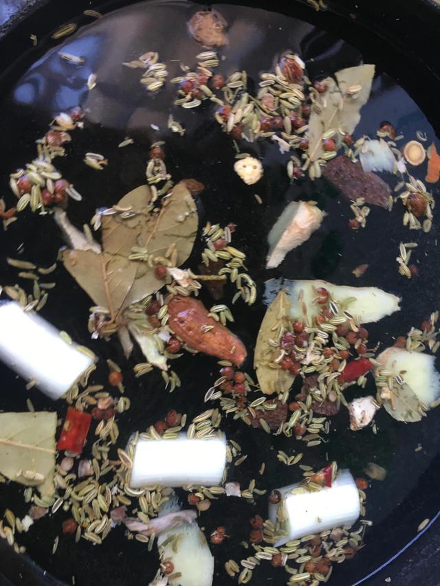 牛排骨的家常做法，家常牛排骨怎么做好吃（牛排骨的简单美味做法）