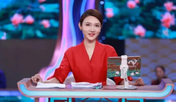 cctv5主持人(cctv5男主持人后腰纹身)
