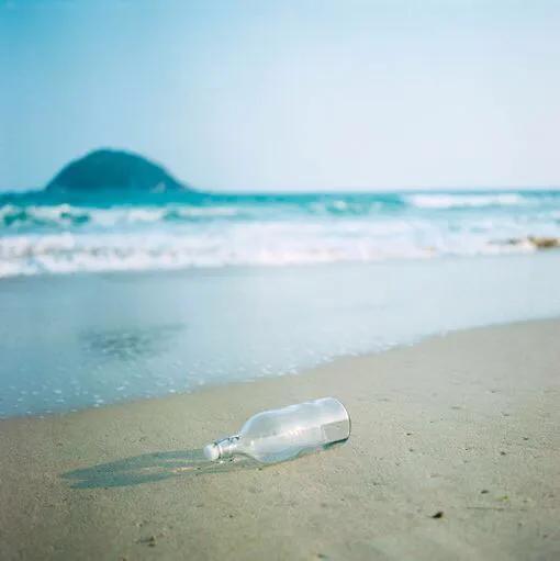 唯美海边，唯美海边视频（蓝天下的海边唯美图片）
