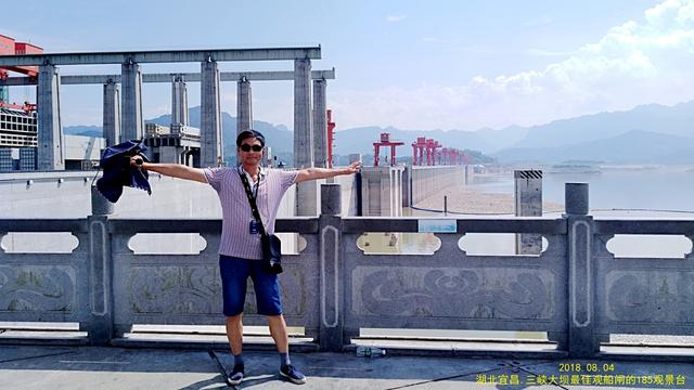葛洲坝和三峡大坝，长江的水利枢纽三峡葛洲坝（湖北宜昌：乘船过葛洲坝）