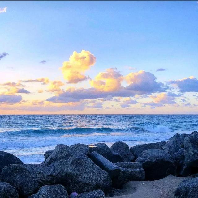 温柔的句子简短，特别温柔干净适合女生的文案（温柔干净的小众短句）