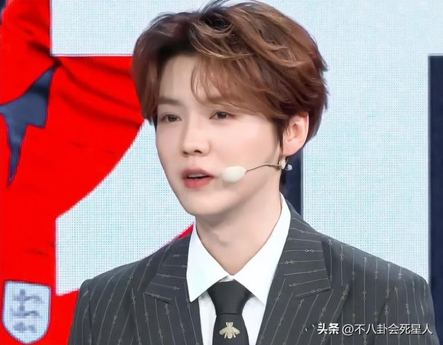 柳岩傲人的身材一直备受网友羡慕，吴尊模仿球星动作