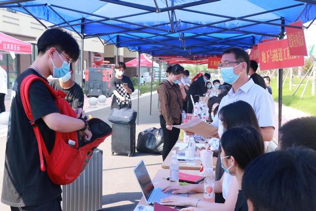 河南水利与环境职业学院，2021级河南水利与环境职业学院新生开学时间和入学指南及入学军训考试（河南水利与环境职业学院7000余名小萌新来啦）