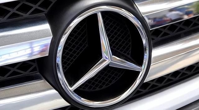 奔驰大标和小标的区别是什么，奔驰大标跟小标的区别（奔驰“立标”与“大标”的差别在哪）