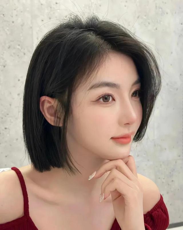 职场甜美减龄短发发型，一刀切 短发，减龄又时尚百搭