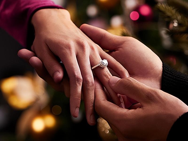 求婚告白词简短，新郎求婚告白词简短（求婚<求爱>表白台词）