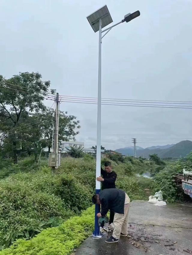 太阳能路灯单价，8米高农村太阳能路灯价格多少钱一个（太阳能路灯6米一套多少钱）
