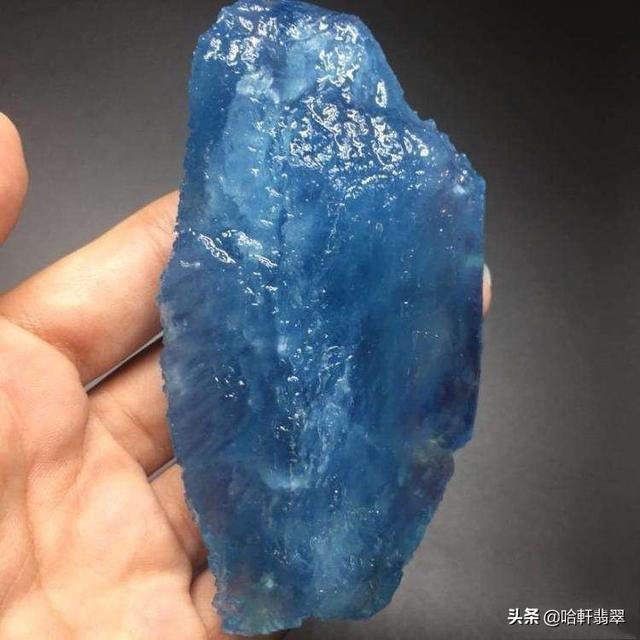 天青冻和翡翠的区别是什么，玉石界3大蓝色妖姬—天青冻、海蓝宝、蓝水翡翠