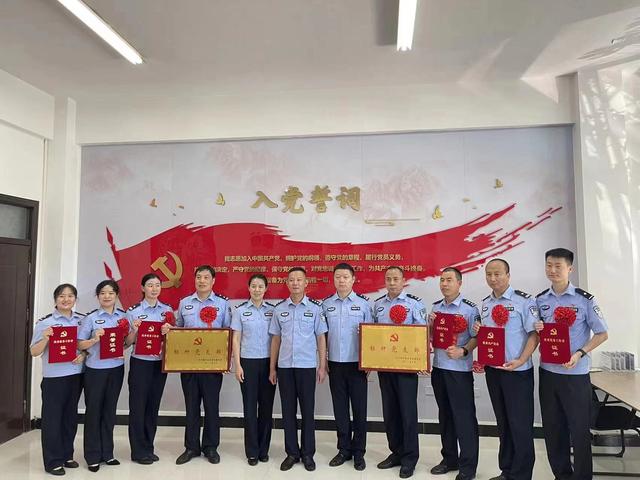 怎么恭喜别人获得荣誉，怎么恭喜别人获得荣誉_恭喜别人获得荣誉怎么说_怎么恭喜老师获得荣誉（心理感觉老好啦——川汇区分局党委成员把获奖证书、牌匾送到基层所队）