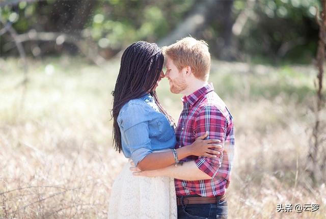 八个情侣经典POSE，全网最好听的四对情侣（情侣拍照的80个姿势）