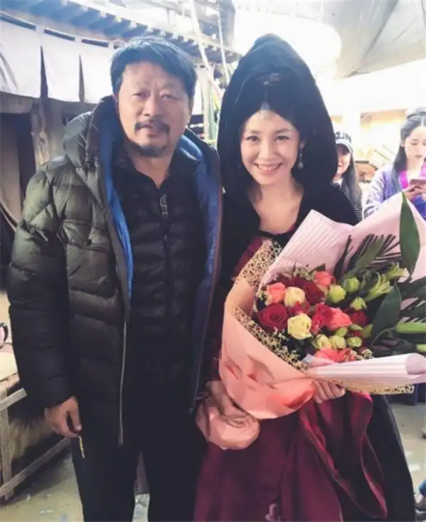 儿子的降生,让全家人都喜极而泣,尤其是丈夫,更是轻生在刘琳耳边说