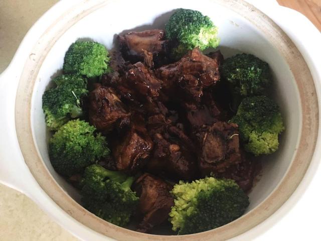 西兰花排骨创意菜名，西兰花创意菜品（教你营养解馋的西兰花烧排骨）