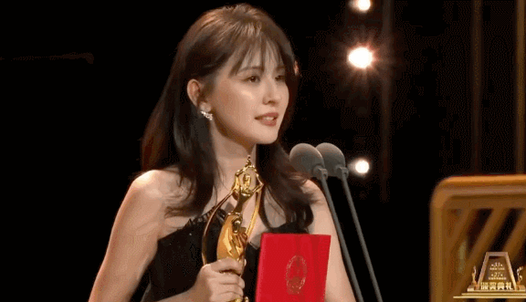 一打扮就惊艳的女生，什么人是一打扮起来就很惊艳的（热依扎黑寡妇造型揽大奖）