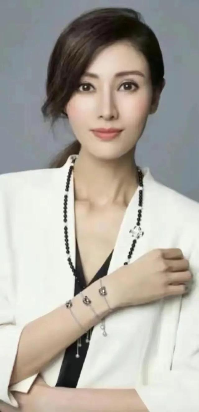 李嘉欣年轻颜值巅峰，李嘉欣惊鸿美图（李嘉欣性感写真照）