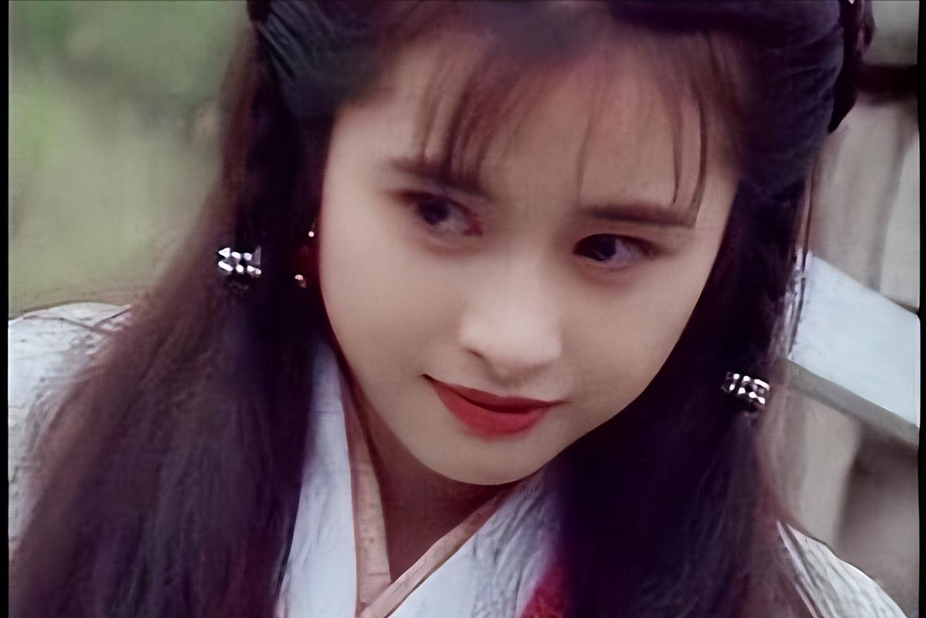 五,何美钿:最美"钟灵儿",颜值即正义