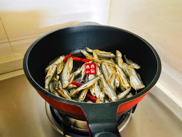 小魚乾怎麼做好吃,怎樣做魚乾好吃(小魚乾還是香煎最好吃)