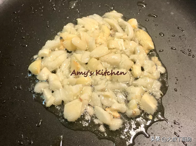 烧子盖怎么做，烧牛子盖的做法大全（大叔炒的炸酱很香）