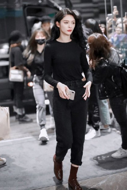 橘红色配什么颜色好看，橘红色搭配大全（橘红色+黑色紧身裤也能如此时尚）