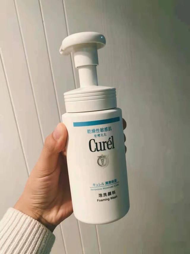 油性皮肤 洗面奶，油性皮肤洗面奶什么牌子好（盘点4款“大牌洗面奶”）