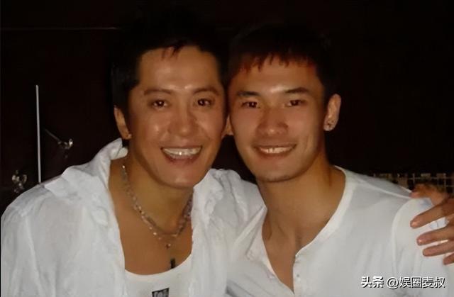 53岁毛宁现身商演捞金！身材发福脸部僵硬，与富婆合影笑容满面