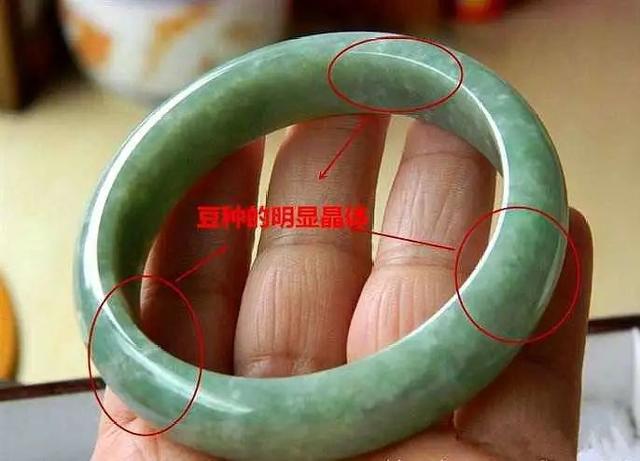 翡翠种水等级划分价格，翡翠等级划分及价格（1万和1000万的翡翠手镯）