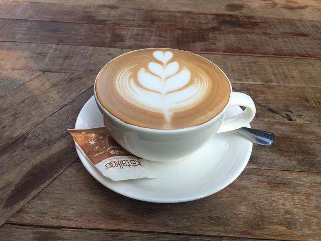 摩卡咖啡和拿铁咖啡的区别，摩卡和拿铁的区别是什么（认清拿铁、摩卡、康宝蓝、玛奇朵、卡布奇诺的区别）