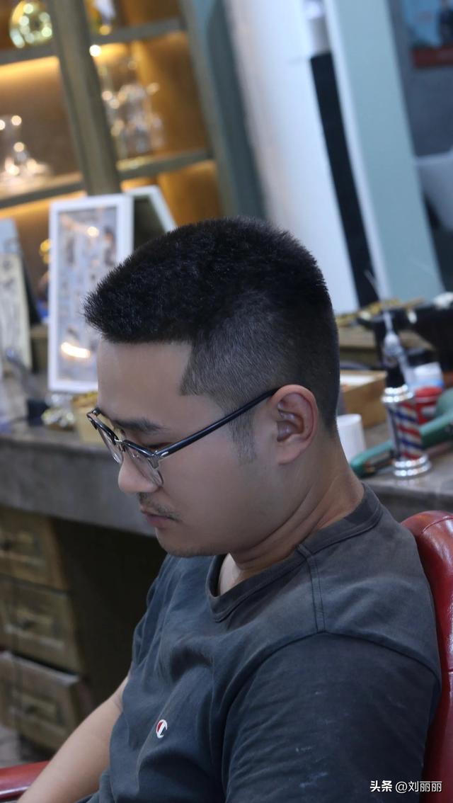 男生发际线高适合什么发型，发际线高适合什么头发（超帅的男士发型）