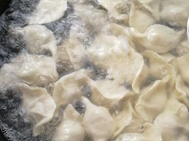 水饺是冷水下锅还是热水下锅，饺子是冷水下锅还是热水（是冷水下锅还是开水下锅）