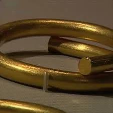 五周年纪念金手镯，五周年纪念日（2018年农民挖排水沟时意外挖出4只金手镯）