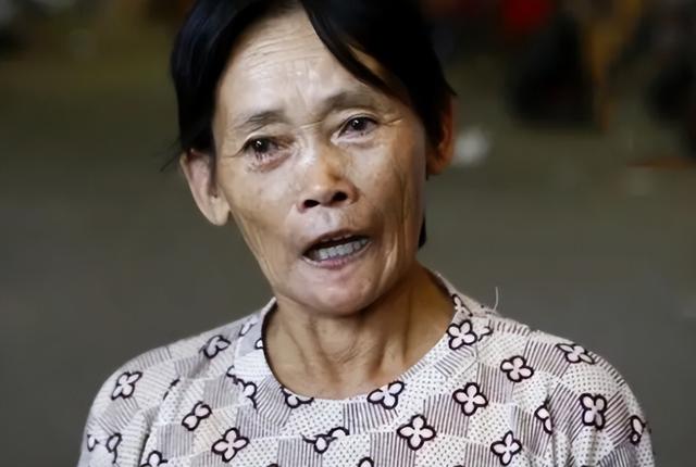两岁小悦悦事件过程，那个被车撞倒、18人路过无视的两岁女童小悦悦