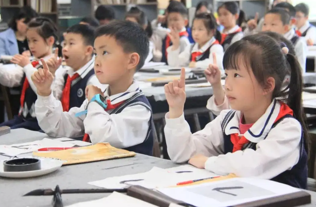 男孩子喜欢什么样的生日蛋糕，男孩子喜欢什么样的生日蛋糕呢（家长给男孩准备“课本”蛋糕）