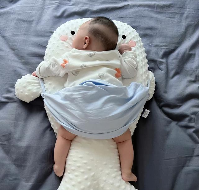 一个月宝宝晚上哭闹因为什么，一个月宝宝晚上哭闹是怎么回事（可能暗示2个信号）