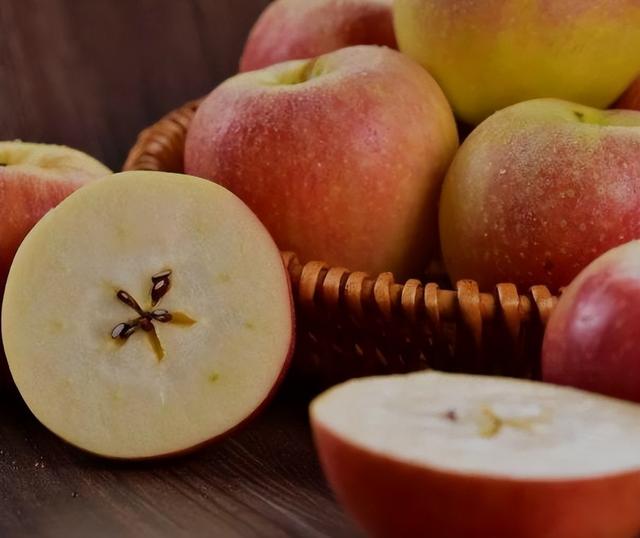 半夜吃苹果会胖吗，凌晨一点吃苹果会胖吗（什么时候吃苹果比较好）