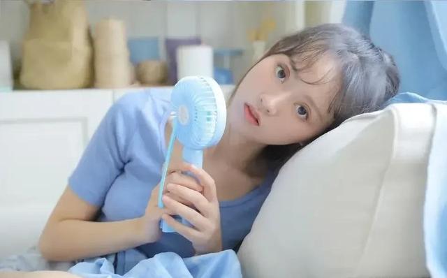 跟女生第一次见面送什么礼物好啊，第一次跟女生见面礼物（第一次送女生礼物禁忌）