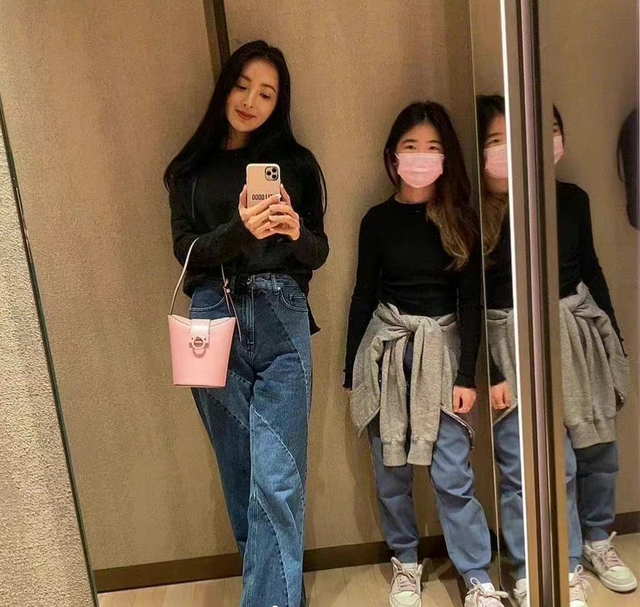 明星父女颜值对比黄多多，邱淑贞女儿大长腿