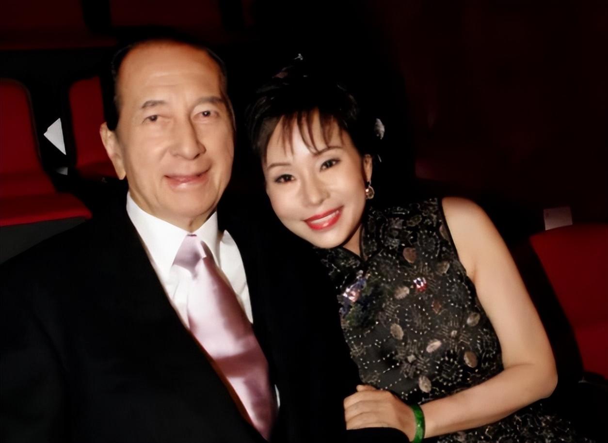 黎婉华和何鸿燊年轻时候照片(气质温婉,这才理解何鸿燊为什么对她钟情