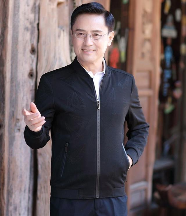 七匹狼官方旗舰店男装，七匹狼长袖衬衫男夏装（穿什么牌子的衣服更得体）