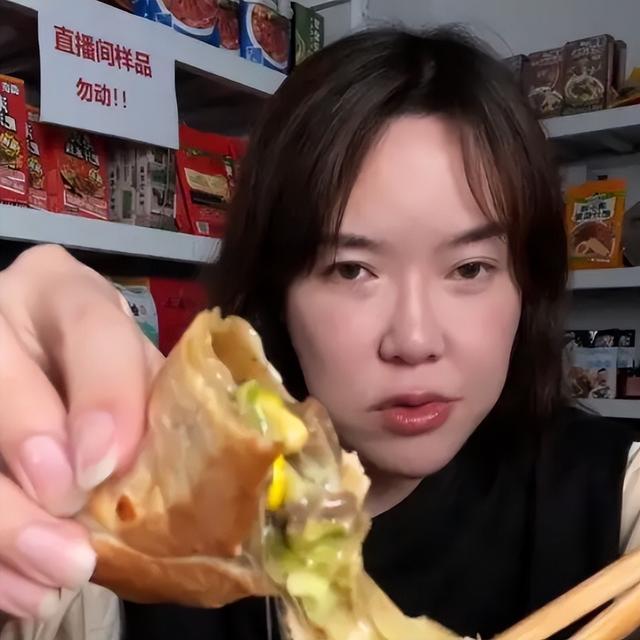 浪胃仙是男的还是女的，浪老师大胃王是男是女（香肩半露被质疑性别）