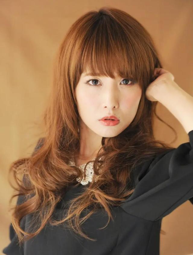 长脸短发型设计图片,40岁以上女士减龄短发长脸(这几款发型值得一试)