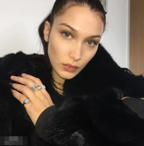 美女露%100的奶头无挡动态图，25岁超模贝拉约会衣着超大胆