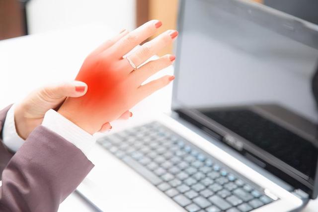 手指关节疼痛怎么办，女性更年期手指关节疼痛怎么办（学会这2个动作，缓解不适感）